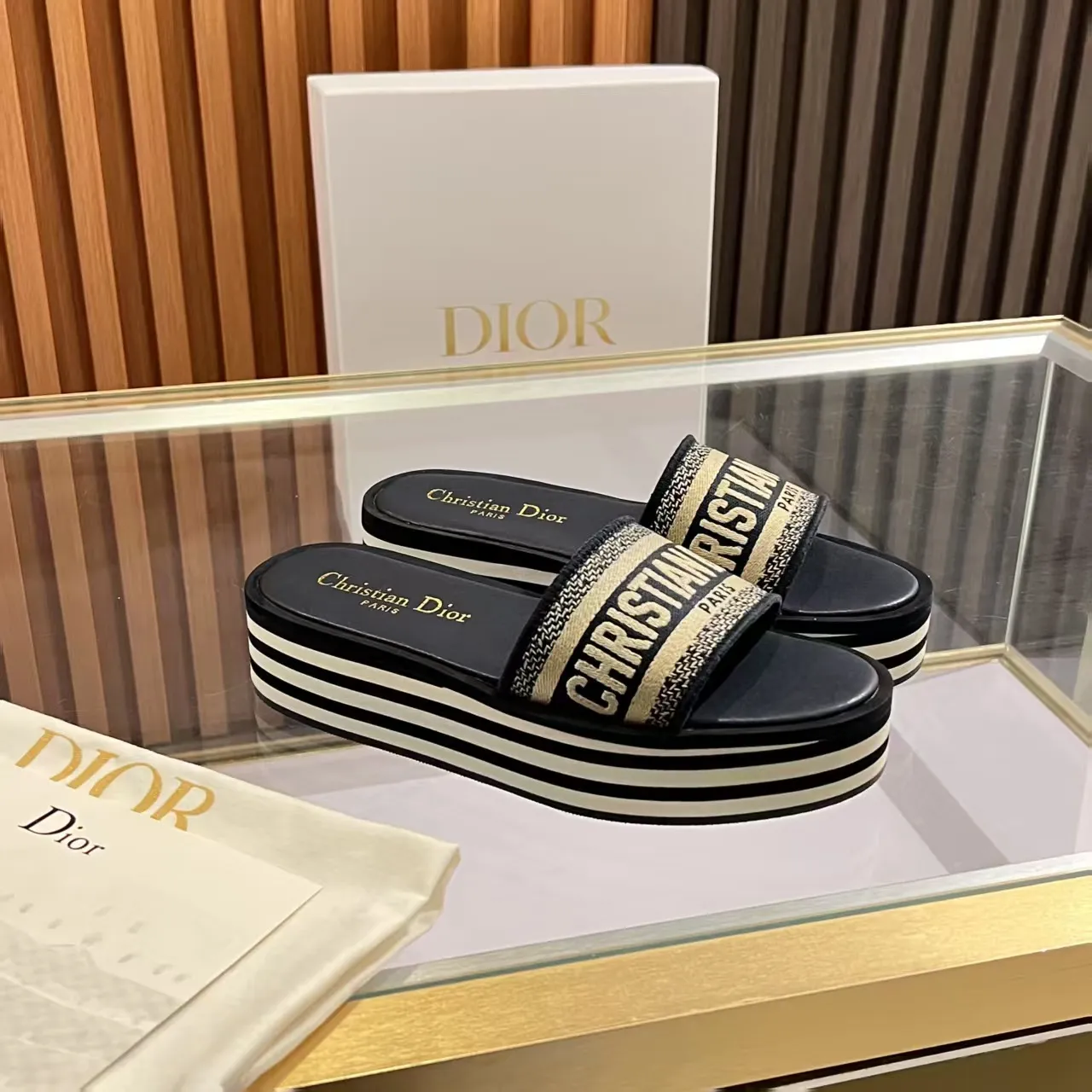 👟👟Ex-factory price 420👟👟 Dior's latest high-quality embroidered slippers - Hand-embroidered craftsmanship, time-consuming craftsmanship - Lambskin lining, breathable and soft - Non-slip rubber thick sole, lightweight cushioning - Sizes 35-40 (41 customized) ** Walk with ease, walking between art and life. ** Dior embroidered slippers - let pointe become a poetic extension of your taste and style.